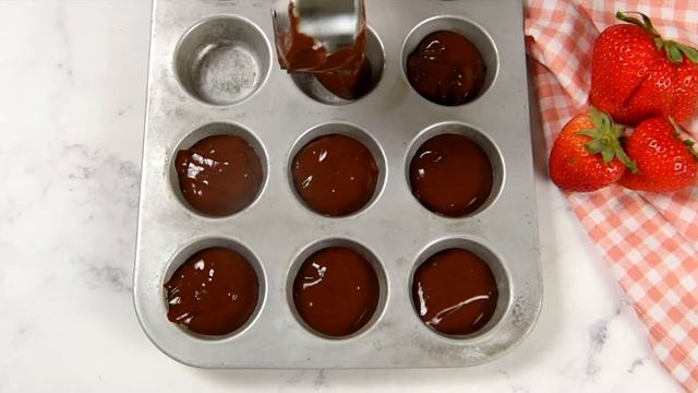How to Make Chocolate Covered Strawberry Brownie Bites смотреть онлайн