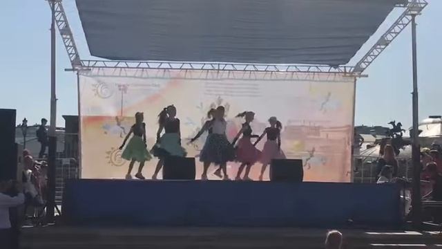 Выступление у Кремля, танцы Артель