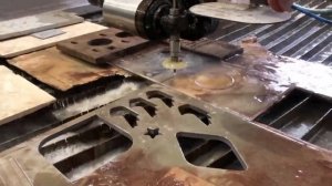 Гидроабразивный станок режет кварцевое стекло