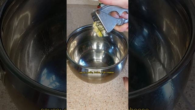 куриные пончики с чесночно-сырным соусом