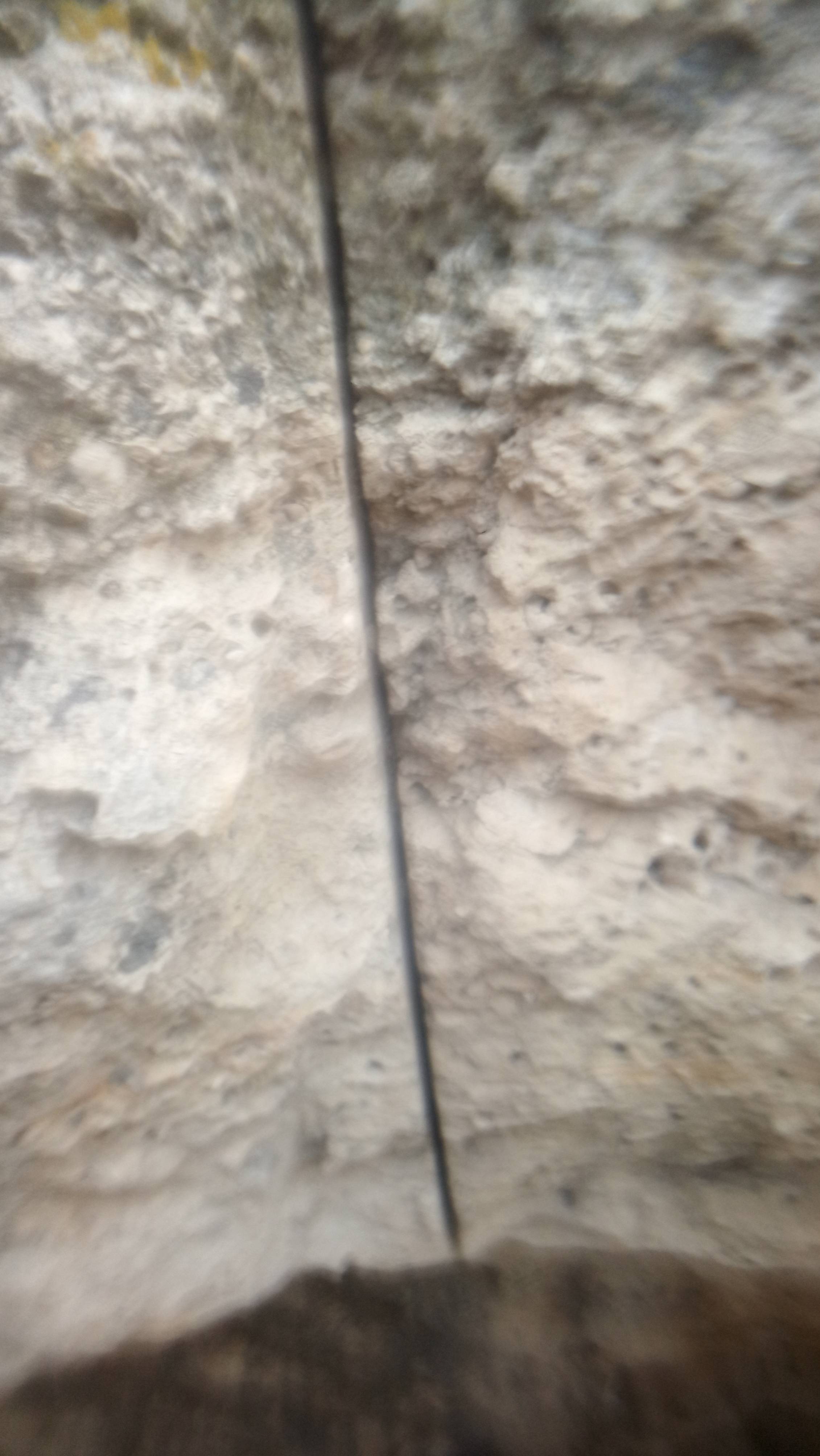 След руки в стене пещеры