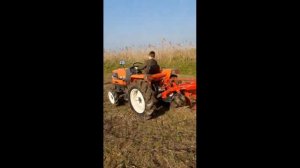 Минитрактор Kubota GL 25 с плугом Wirax 3х20
