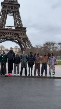 Spurs take a team portrait at the Eiffel Tower  #NBAParis