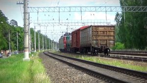 Отправление ВЛ11-072 с тремя грузовыми вагонами.