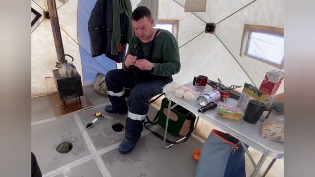 Рыбалка 🐠🐋🐟. Обед на льду смотреть онлайн