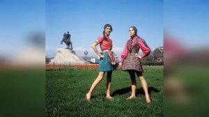 Дворовая замечательная песня и цветные фото прошлых лет.