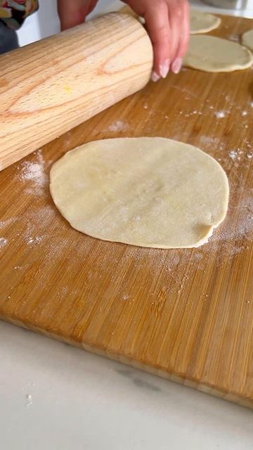 Cherry Tomato and Fresh Goat Cheese Tartelettes Tatin смотреть онлайн