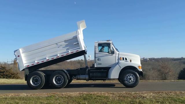 2001 STERLING L8511 CAT DIESEL TANDEM DUMP TRUCK WHITE - BED RAISING смотреть онлайн