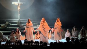 Слезы на сцене: Плакальщицы в «Романе» театра Армии – мощное эмоциональное переживание.