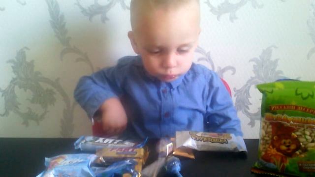 1часть - Максим открывает конфеты и пробует конфеты смотреть онлайн