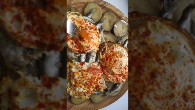 Смачний сніданок Корисна їжа швидкого приготування Мойва з картоплею під каррі 2. На дубовому посуд