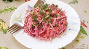 Салат из сырой свеклы с курицей