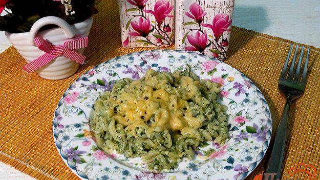 Макароны со шпинатом и сыром