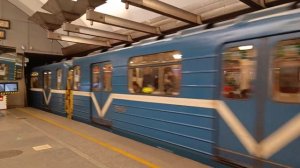 Ема-502 отправляется со станции Площадь Мужества