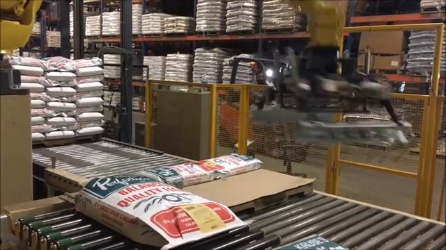 Паллетирование мешков роботом смотреть онлайн