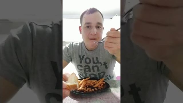 макароны с хлебом. Мукбанг. Кушаю на камеру #shorts #мукбанг