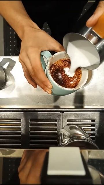 Daily latte art #65 Big cappucinno heart #coffee #shorts #latteart #cafe #espresso #barista смотреть онлайн