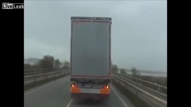 Ветер перевернул стоящую
фуру! ЖЕСТЬ смотреть онлайн