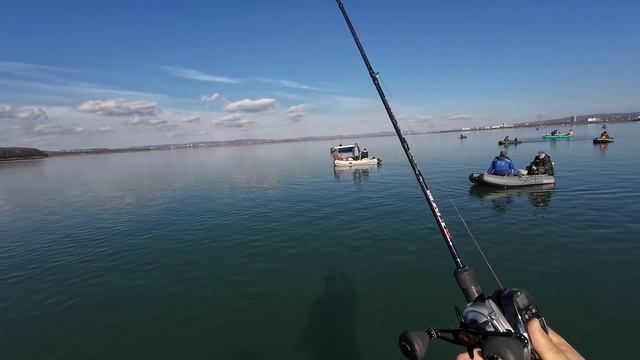 КЛЮЕТ КАК ИЗ ПУЛЕМЕТА! СЕЛЕДКА ОТРЫВАЕТ КРЮЧКИ! ПРИГОТОВЛЕНИЕ Закрытие сезона | Морская рыбалка смотреть онлайн