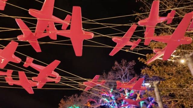 Казково-Різдвяна атмосфера парку атракціонів під час Зимового Фестивалю. США | Carowinds Winterfest смотреть онлайн