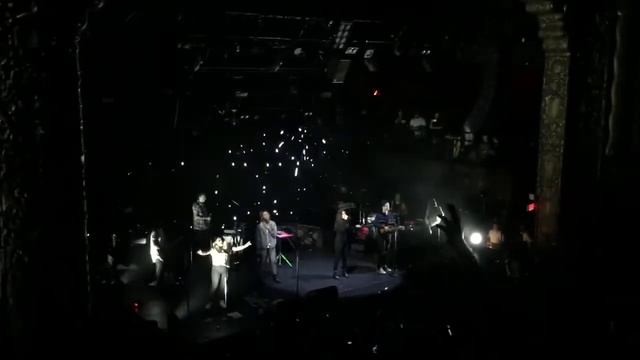 Selena Gomez sings at Hillsong Church смотреть онлайн