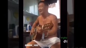 Кореец классно поёт!