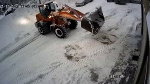 Погрузчик чуть не врезался в стену при уборке сне