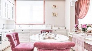 Огромная розовая кухня в классическом стиле - идеи дизайна интерьера класса люкс
