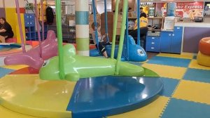 Ребенок играет на детской площадке прыгает на батуте
