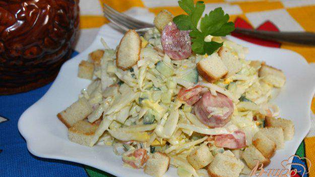 Салат с жареными сосисками, яйцом и пекинской капустой