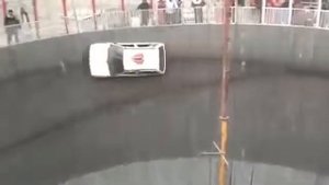 Автомобиль ехал по стене