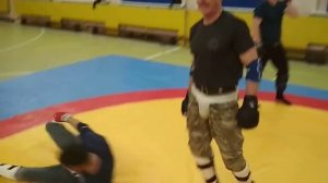 Вариант защиты от захвата за корпус сзади.
