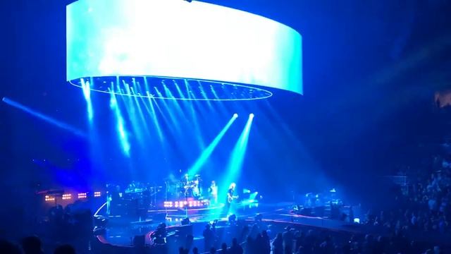 Queen + Adam Lambert Show Intro & Hammer To Fall, SAP Center San Jose 2017 смотреть онлайн