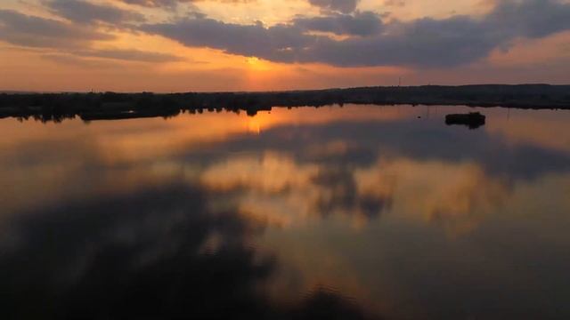 Нежданно вернувшись Маша застыла у двери. Увидев любимого с другой она бросилась куда глаза глядят. смотреть онлайн