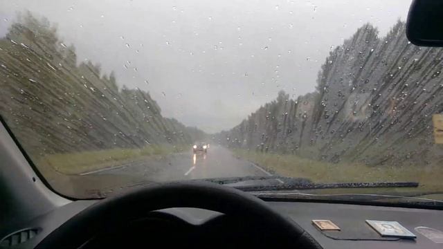 Антидождь во время ливня. Брызги от машин.