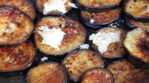 Салат с жаренными баклажанами, помидорами и брынзой