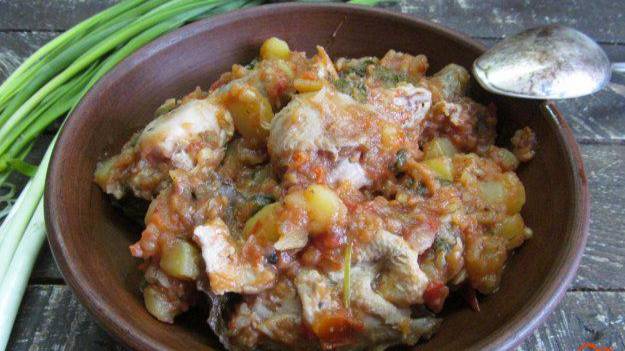 Жареная курица с картофелем в мультиварке