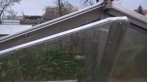 Закрытие фрамуги теплицы при помощи линейного актуатора