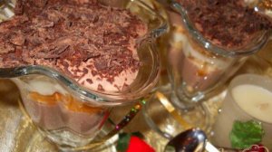 Десерт из печенья с фруктами и двойным кремом