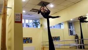 Красивый воздушный танец на полотнах.