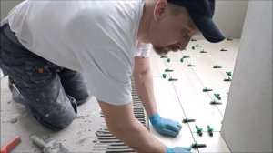 Укладка керамогранита 90/20 на балконе.