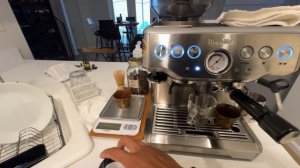 Breville Barista Express | Checking Grind Size, Grind Amount, Extraction with Latte