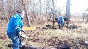 Как мы вкапывали в парке графа Шувалова две лавки и стол. Село Нижний Шкафт 5 ноября 2023 год.