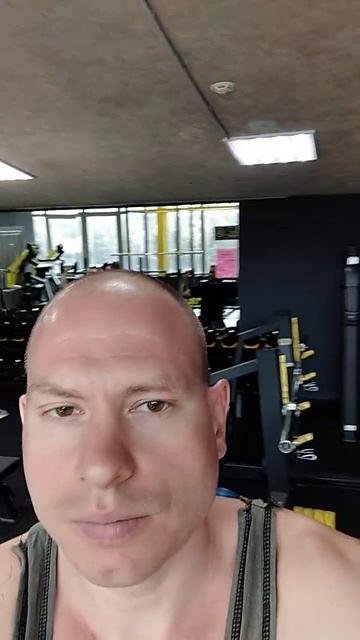 Развитие силы. Фитнес. Тренажерный зал. Гантели. Блины. Тренажеры. Атмосфера тренажерного зала. смотреть онлайн