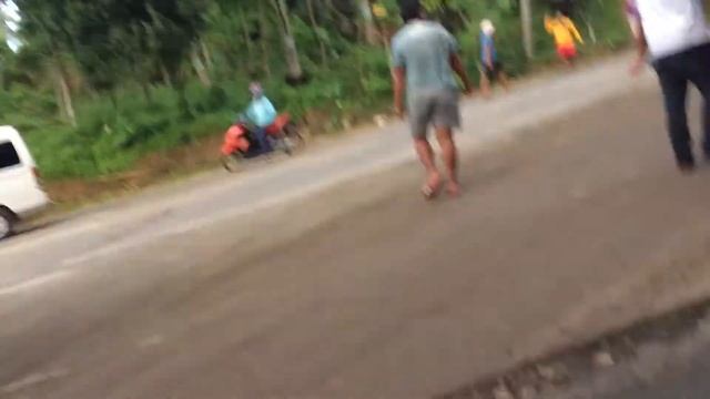 Ten wheeler truck nahulog sa bangin!! Binuhat nang dalawang dump truck at backhoe!!!👍👍 смотреть онлайн