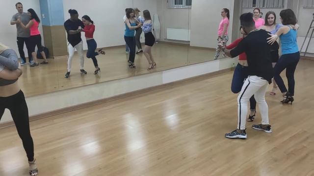 Урок бачаты от Эдельмиро 08.07.2019 смотреть онлайн