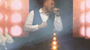 Я поднимаю руки