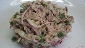 Салат из вареной свинины и маринованным луком