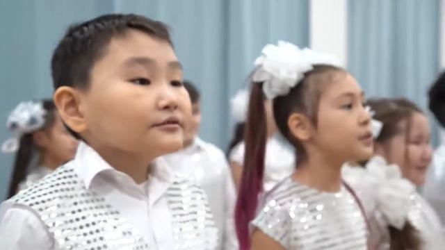 Песня "Зима", слова и музыка С.Прохоровой. Поёт 2д класс. МАОУ НПСОШ №2 г.Якутска смотреть онлайн