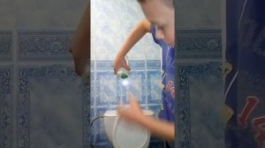 Эксперимент с водой стаканом и салфеткой